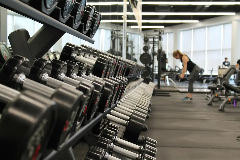 Palestra con bilancieri e attrezzature per l'allenamento della forza